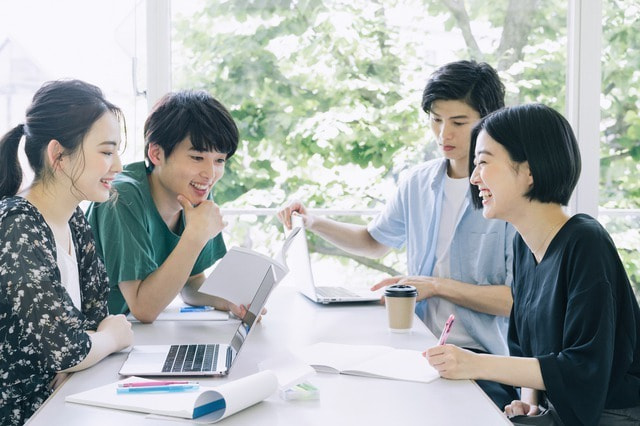 学生数名